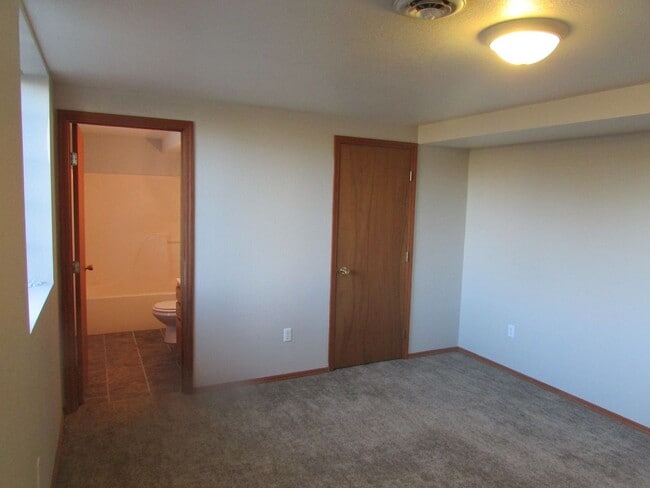 Building Photo - 510 S Circle Dr