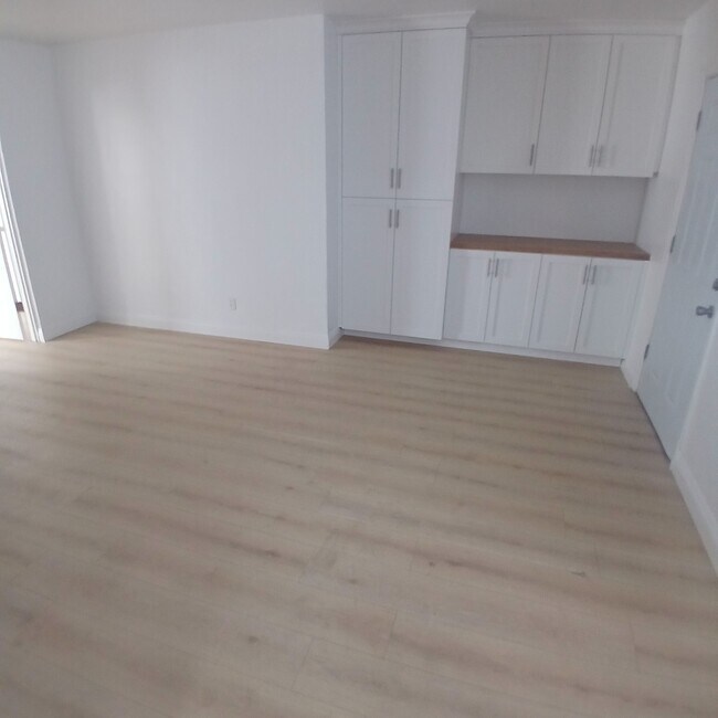 Building Photo - 434 S Del Mar Ave