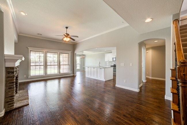 Building Photo - 4 Bed / 3 Bath in Jenks!