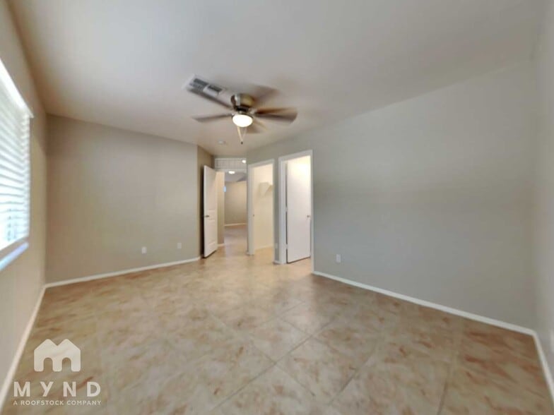 Building Photo - 12418 W Valentine Ave