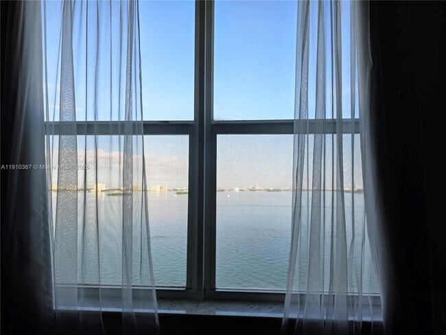 Building Photo - 1625 Kennedy Cswy