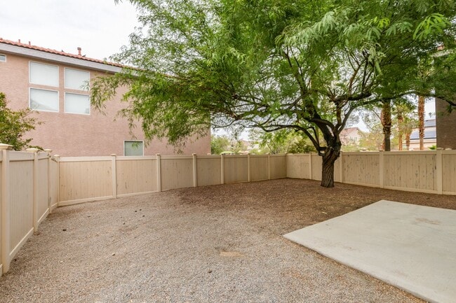 Building Photo - Beautiful 2-story home featuring 4 bedroom...