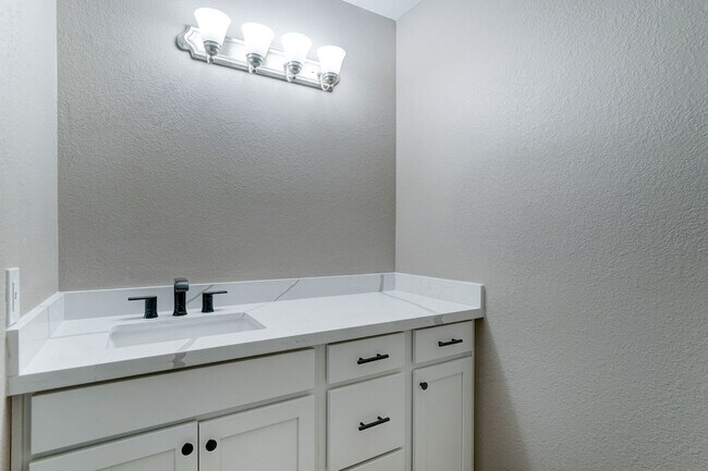 Building Photo - COMING SOON - REMODELED IN TEMPE!!!