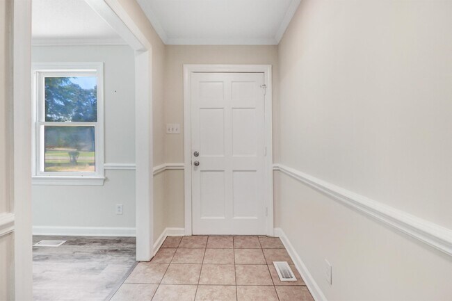 Building Photo - 302 Cedar Rd