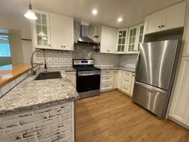 Building Photo - Beautiful Home for rent in Tulare, Ca