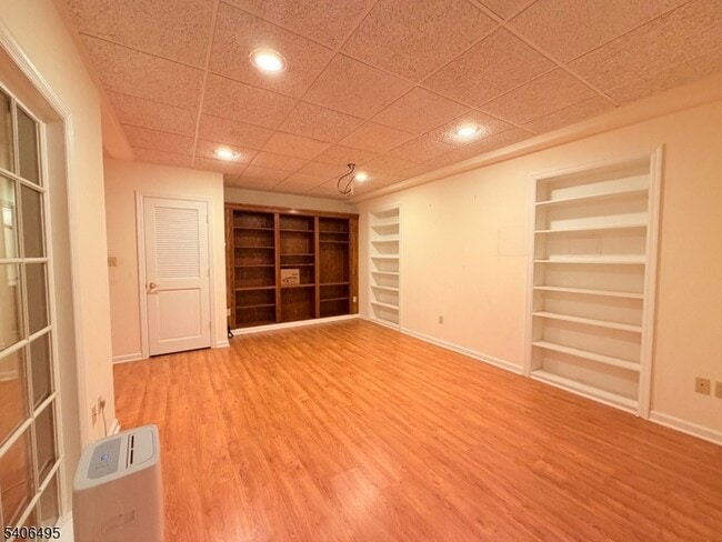 Building Photo - 41 Manor Dr