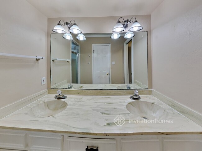 Building Photo - 230 Magic Oaks Dr