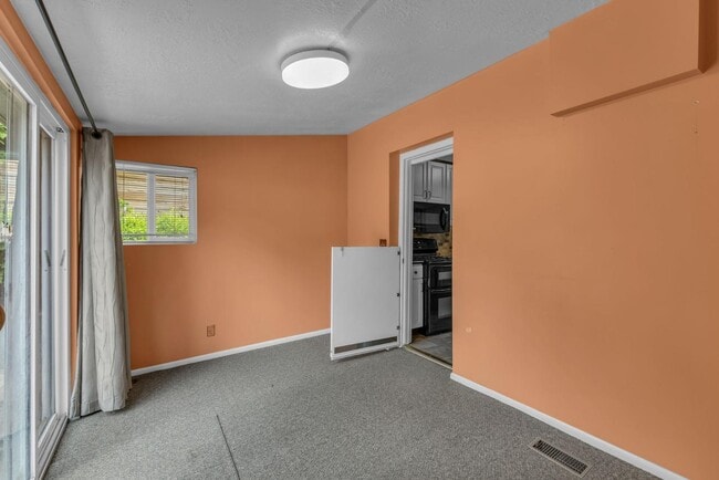 Building Photo - 951 E 700 S