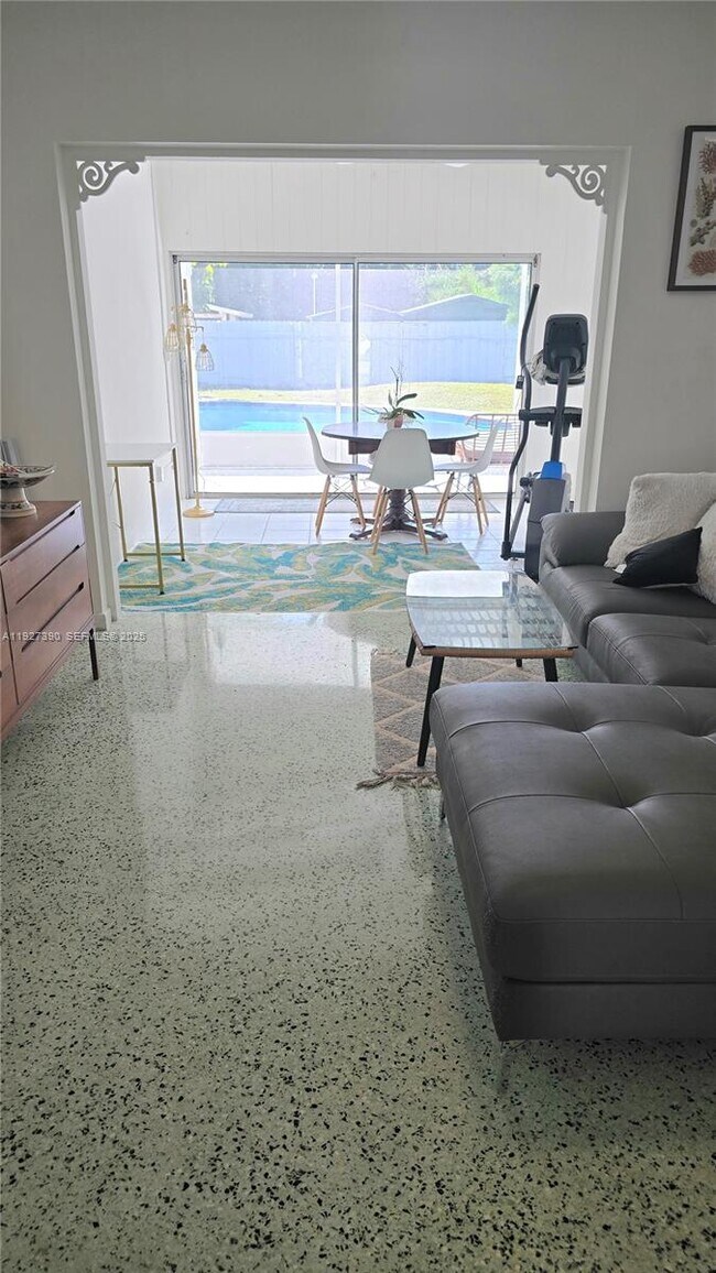 Building Photo - 6550 SW 26th St