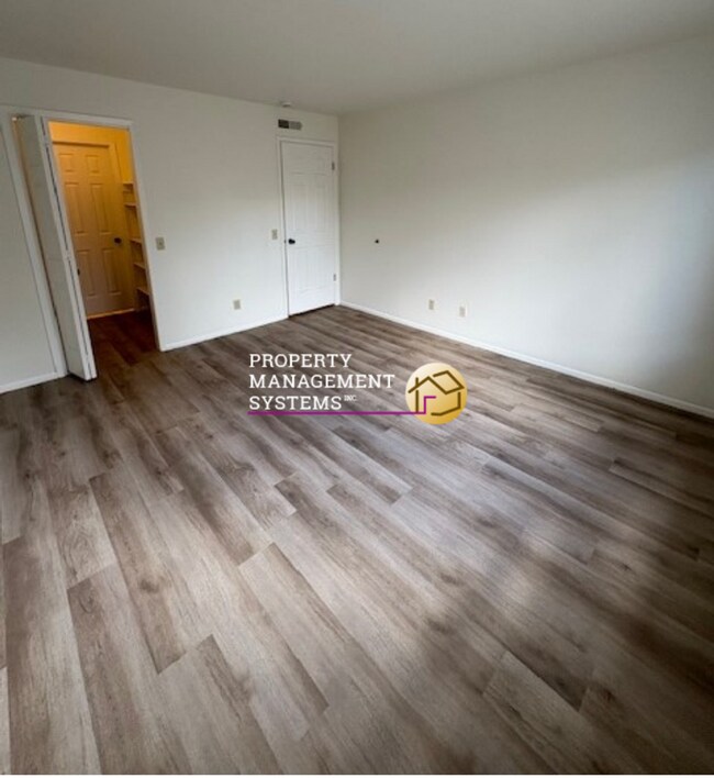 Building Photo - 2 Bedroom Condo w/ 2 Car Garage