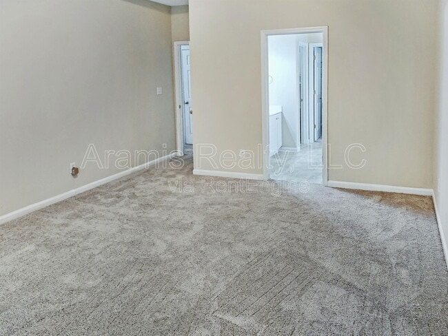 Building Photo - 553 Washington Dr