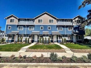 Building Photo - Modern 3BR / 2.5BA Townhome in Port Orchard – Spacious, Bright, and Conveniently Located