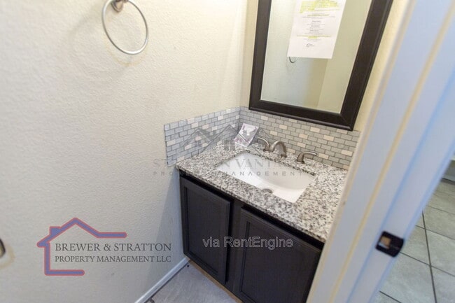 Building Photo - 2102 E Spruce Dr