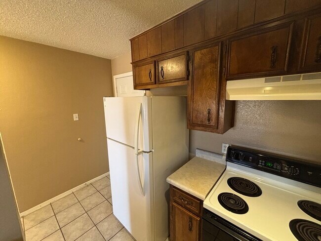 Building Photo - 1 bed 1 bath duplex unit