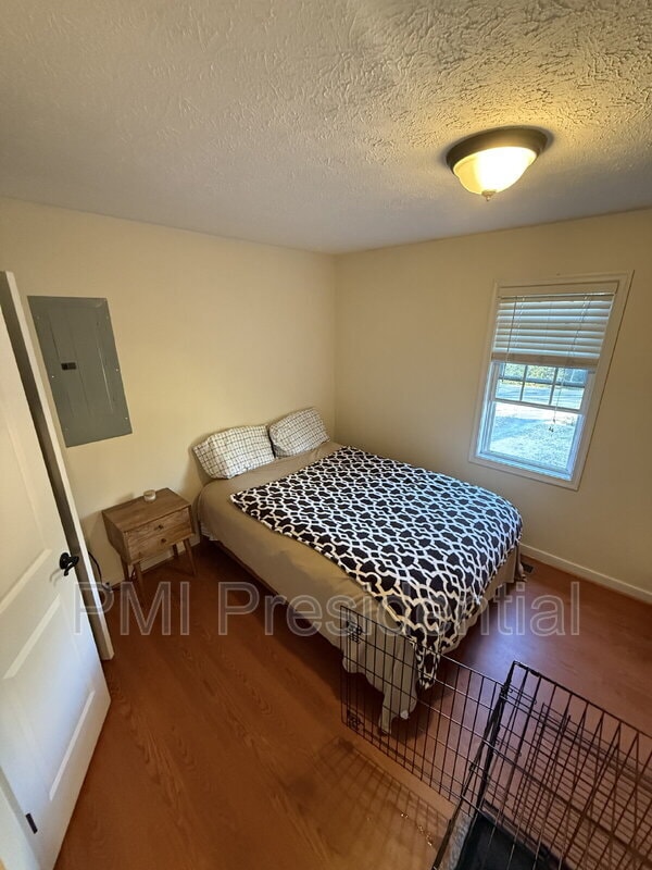 Building Photo - 1041 Greenview Dr