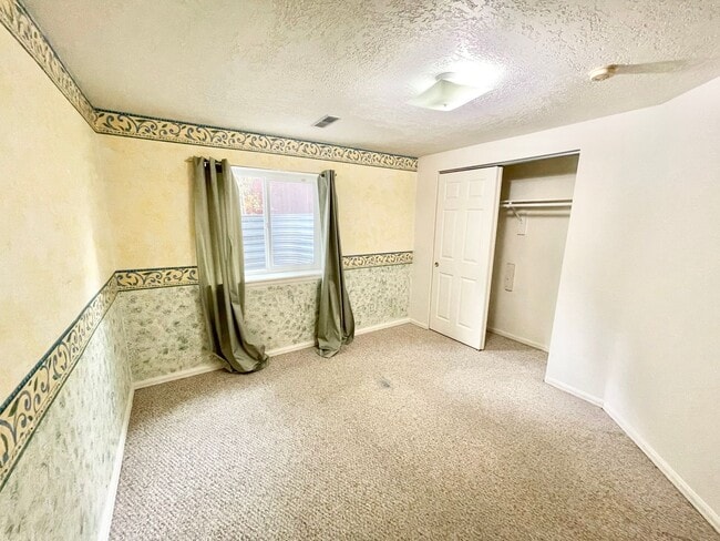 Building Photo - Large Clean Home in Aurora