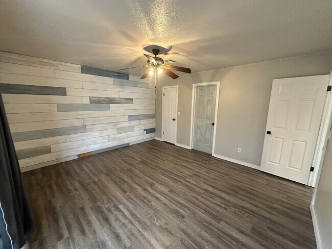 Building Photo - "Charming 2-Bed, 2-Bath Townhouse with Cozy Fireplace in Prime St. George Location!"