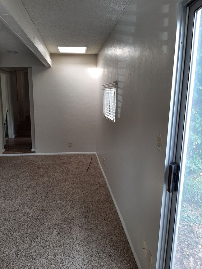 Building Photo - Charming Home Near the Prescott Square