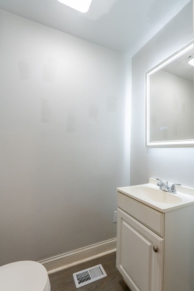 Building Photo - Newly rehabbed 3 bedroom 1.5 bath unit