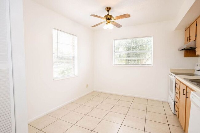 Building Photo - Beautiiful Palm Gardens 2 bedroom, 1 bath ...