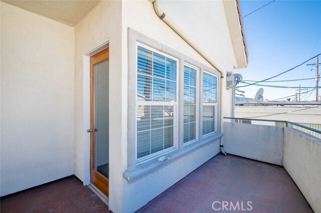 Building Photo - 719 E Providencia Ave