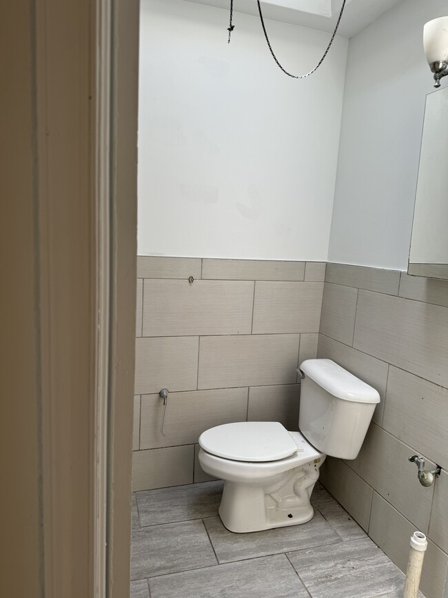 Full Bathroom 2 - 205 W Colonial St