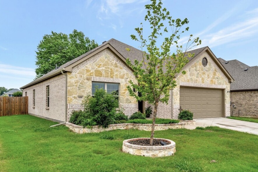 Building Photo - 608 Comal Dr