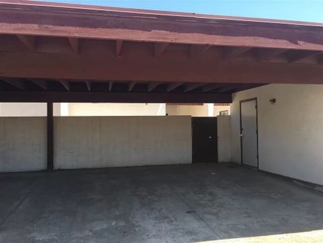 Building Photo - Centrally Located Townhouse!