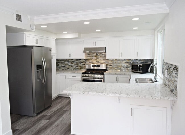 Building Photo - Flexible Lease Terms! Stunning 4BR/2.5BA Two-Story Renovated Townhome in UTC!