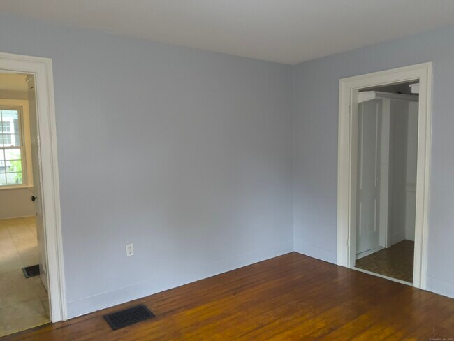 Building Photo - 136 Maple St