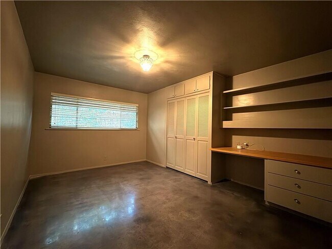 Building Photo - Beautiful 4 bedroom, 2 bathroom house with...