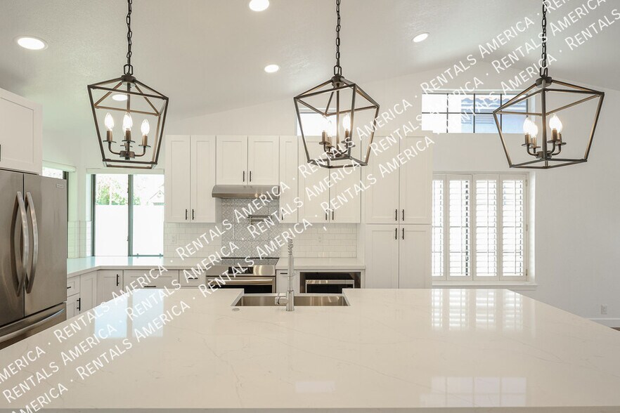 Building Photo - 4812 E Aire Libre Ave