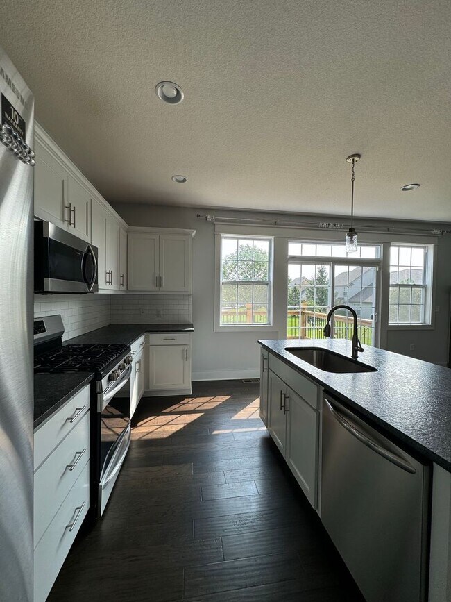 Building Photo - 4 Bedroom, 3 1/2 bathroom in Olathe!