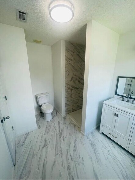 Building Photo - 8490 Oakley Cir