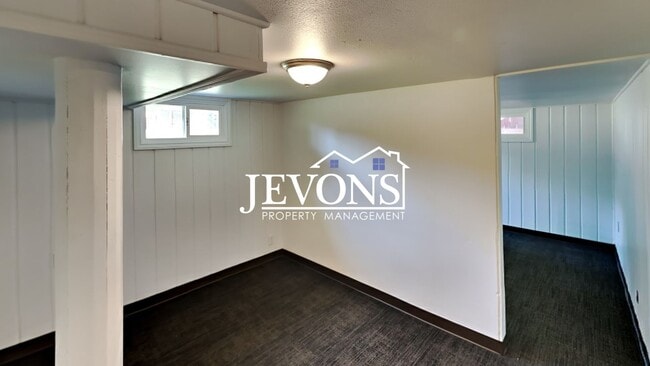 Building Photo - Charming 3-bedroom home with large fenced ...