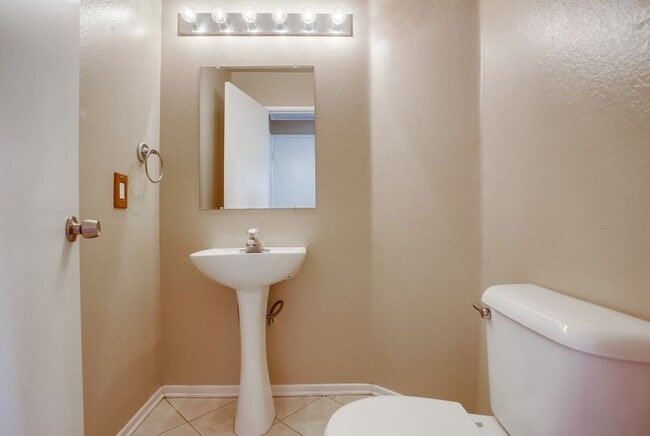 Building Photo - Desirable 3 Bedroom 2 Bath in Ivey Ridge C...