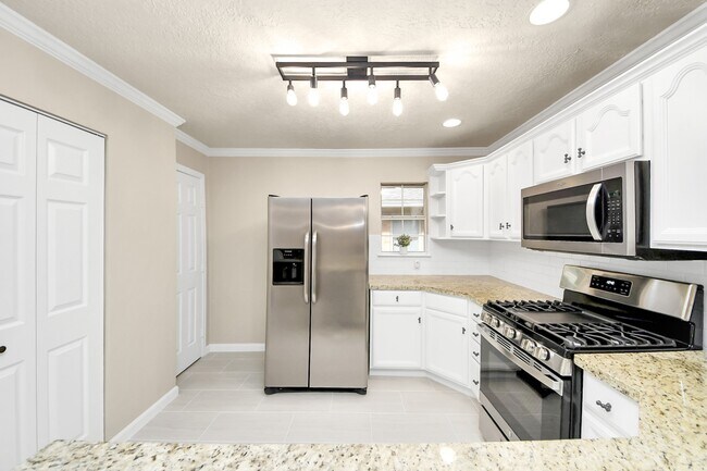 Building Photo - 2215 Gardenia Dr