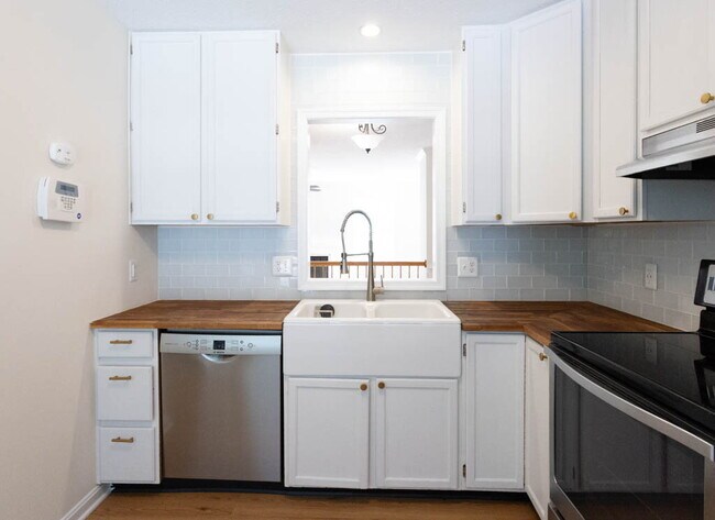 Building Photo - Lovely Townhome in Stone River