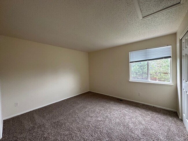 Building Photo - Updated 2 Bedroom w/ a Loft, 2 story