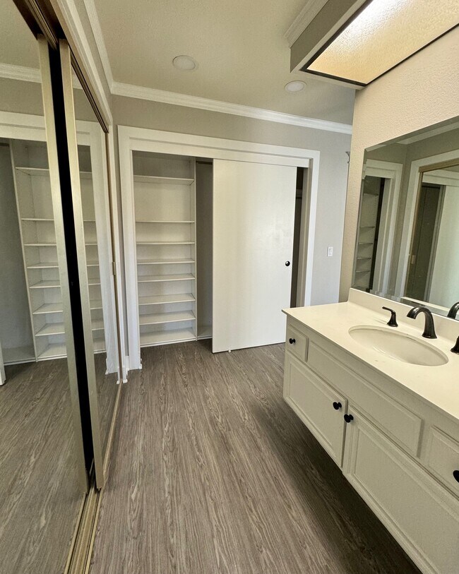 Building Photo - 3027 Oakwood Ln