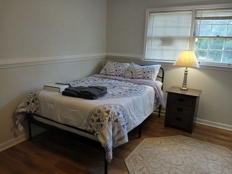 Room B - Full-bed/nightstand - 3634 Riley Rd