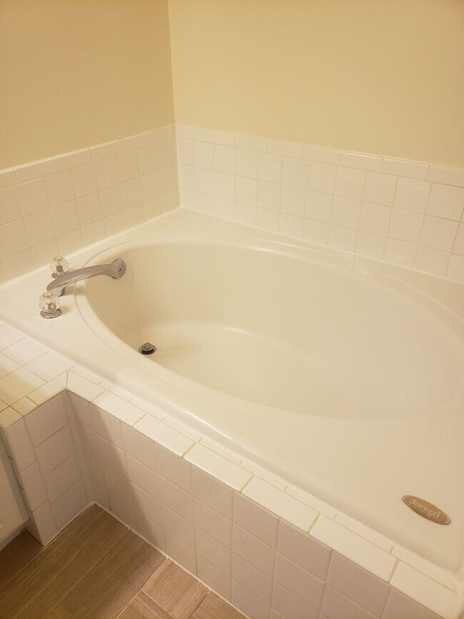 Building Photo - Gorgeous 3 Bedroom 3.5 Bathroom Brick Town...