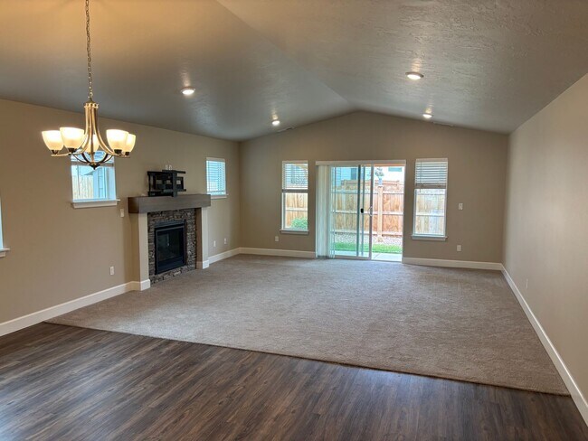 Building Photo - Newer Home in Redmond with Large Fenced Ba...