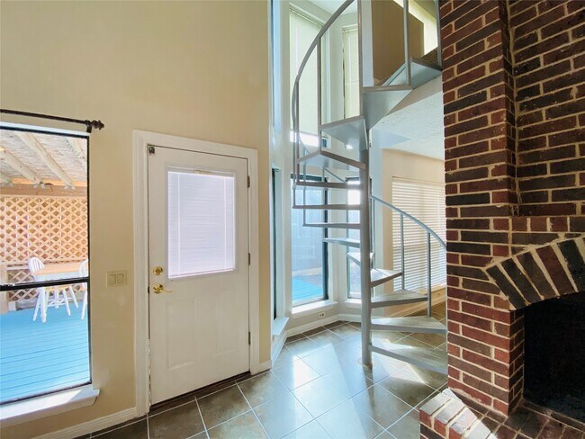 Building Photo - 2001 Highland Hills Dr