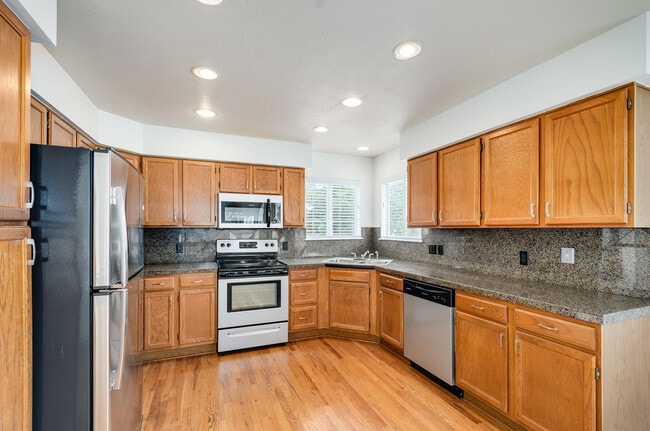 Building Photo - 1350 Knollwood Way