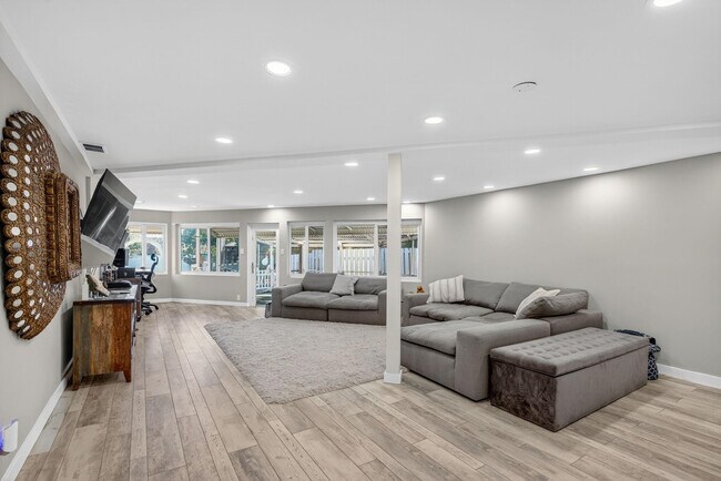 Building Photo - 1570 NE 30th Pl