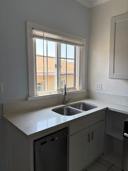 Building Photo - 927 1/2 Parkman Ave