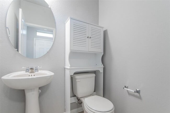 Building Photo - 921 Medina Wy