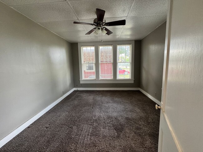 Building Photo - Two Bedroom Centrally Located in Ardmore