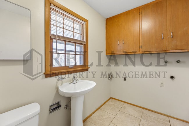 Building Photo - 935 N Valleyview St